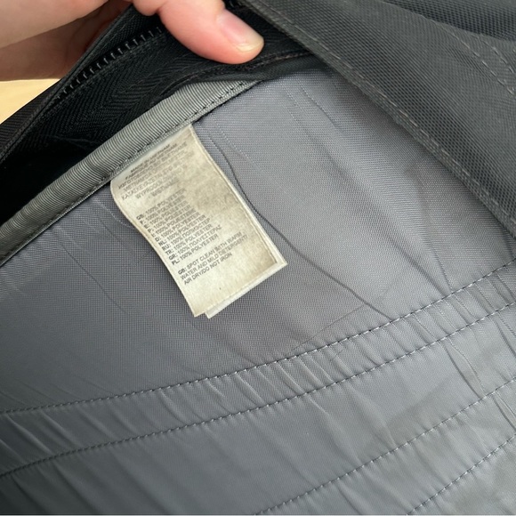 North Face Vault Black Backpack School Hiking Outdoors Travel Pockets Laptop - Picture 16 of 16